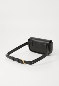 Čierna kožená crossbody taška s obdĺžnikovým tvarom, ktorá má plochý predný diel, nastaviteľný popruh a zlatý detail pracky. Hladký povrch.