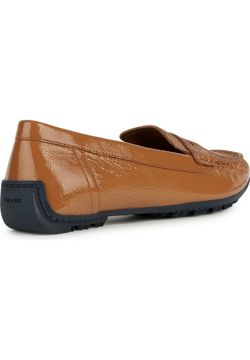 Brązowe lakierowane skórzane loafersy o teksturowanym wykończeniu, z miękkimi detalami ściegów i czarną gumową podeszwą. Posiadają design typu slip-on.