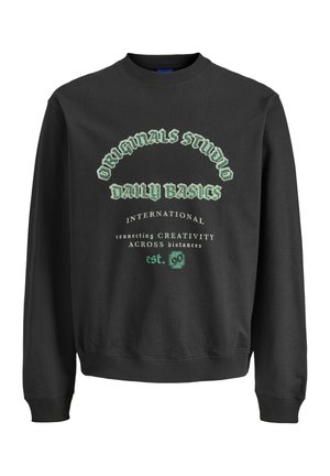 Juodas džemperis su apvaliu kaklu, raukšlėtais rankogaliais ir apačia. Dėlionėje yra žalia spausdinta teksto dizainas su grafikos elementais ir įkūrimo metai.