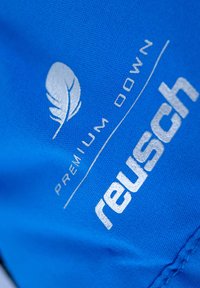 Blauer Stoff mit glatter Textur, der ein weißes Federlogo sowie den Text "PREMIUM DOWN" und "reusch" in markanter Schriftart zeigt.