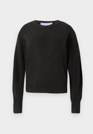 Svart strikket genser med strukturert ribbing, rund hals, senket skuldre og lange ermer; har en cropped design ved midjen.