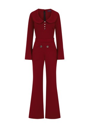 Roter Overall mit langen Ärmeln, Rundkragen, Knopfleiste, hoher Taille, ausgestellten Beinen und dekorativen Knöpfen an den Taschen.