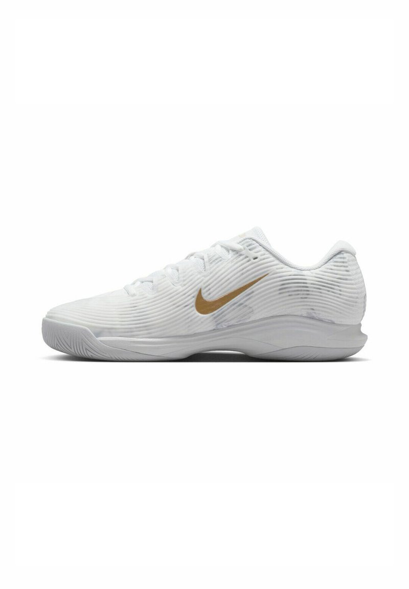 Weißer Sportschuh mit strukturiertem Obermaterial, ausgestattet mit einem goldenen Nike-Swoosh, Schnürdesign, runder Zehenpartie und flexibler Gummisohle.