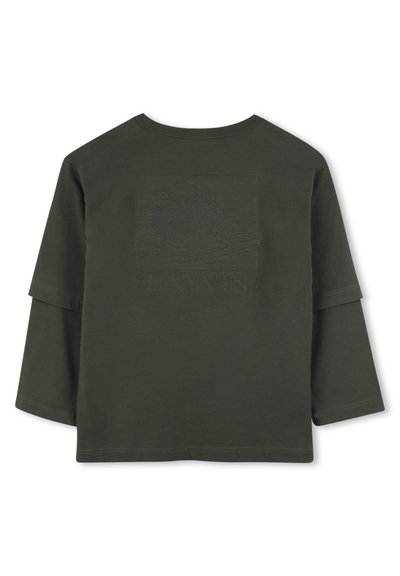 Olivgrünes Langarm-T-Shirt mit runder Ausschnitt und überschnittenen Schultern, das ein strukturiertes Logodesign auf dem Rücken trägt.