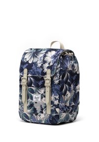Kwiatowy plecak w kolorze granatowym, niebieskim i kremowym. Wykonany z tkaniny o sztywnym kształcie, z klapą, regulowanymi ramiączkami i naszywką z logo.