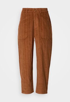 Pantaloni din corduroy maro cu o croială lejeră, având o textură cu nervuri verticale, două buzunare frontale și un sistem de închidere cu nasture la talie.