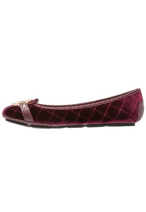 Ballet flat in burgundy velvet with a quilted pattern, featuring a decorative strap and small bow at the toe, and rubber sole.