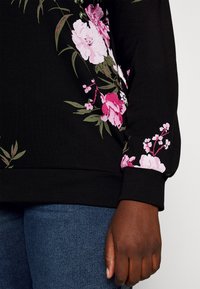 ONLY Carmakoma CARWANTED FLOWERS - Camisola - black