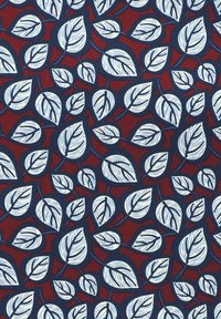 Tkanina o czerwonym tle z powtarzającym się wzorem białych liści z obramowaniem w kolorze granatowym, z delikatnymi szczegółami żyłek i teksturowanym wykończeniem.