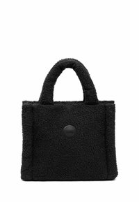 Zwarte pluche totebag met een getextureerde, fuzzy buitenkant, ronde handvatten en een circulaire zwarte logopatch. Rechthoekige vorm met gestikte details.