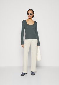 Gina Tricot SOFT TOUCH  - Ilgarankovis viršutinės dalies drabužis - urban chic
