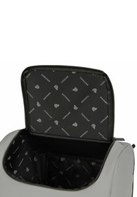 Borsa duffel grigio chiaro con zip superiore aperta che rivela un interno nero foderato con testo e logo bianco "pactastic".