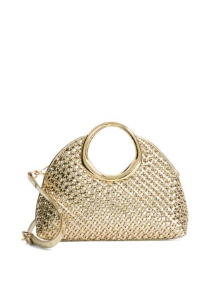 Sac à main tissé doré avec poignées métalliques rondes et bandoulière amovible sur fond blanc.