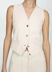 Gilet beige clair avec un col en V, sans manches, boutons argentés et poches avant, fabriqué en tissu texturé.