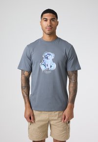 CLOSURE London GRAFFITI OUTLINE TEDDY TEE - T-shirts med print - midgrey