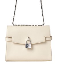 Borsa a tracolla in pelle beige con design strutturato, dotata di una catena, chiusura a lucchetto argento e dettagli in superficie testurizzati.