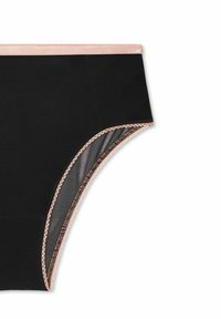 Braguita de algodón negra con una amplia cinturilla elástica rosa y encaje en las aberturas de las piernas, que presenta una textura suave y un diseño ajustado.