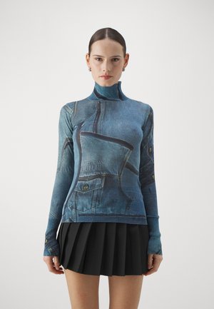 Ilga rankovė turtleneko palaidinė, papuošta džinsų raštu, su gofruotais rankogaliais ir prigludusia forma. Su "Versace Jeans Couture" ženklu.