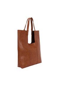 Brun läder tote-väska med en texturerad yta, öppen topp, två korta handtag och rektangulär form med utskurna detaljer på sidorna.
