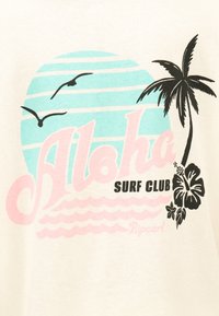 Κείμενο Aloha Surf Club με τυρκουάζ ήλιο, δύο πετώντας πουλιά, μαύρο φοίνικα και λουλούδια ιβίσκου σε φωτεινό φόντο.