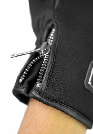 Schwarze Handschuhe mit einem Stoffkörper, ausgestattet mit einem Reißverschlussdetail am Handgelenk. Der Bund hat eine Lederakzent für zusätzliche Haltbarkeit.