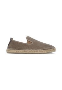 Scarpe espadrille slip-on in tela marrone con suola in corda di juta e un accento in pelle di colore contrastante sul tallone. Texture liscia e design della punta arrotondata.