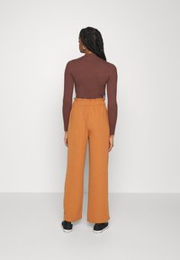 JDY DIVYA HW WIDE PANTS WVN - Calças - brown sugar