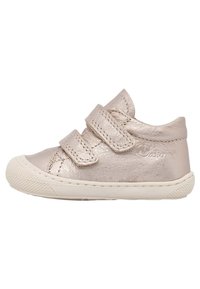 Scarpa per bambini di colore rosa metallico con due cinturini regolabili in Velcro, punta rotonda, suola in gomma e dettagli testurizzati lungo i lati.
