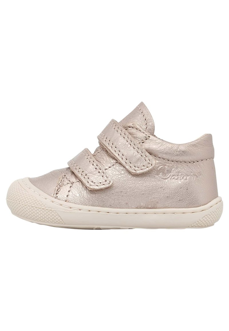 Scarpa per bambini di colore rosa metallico con due cinturini regolabili in Velcro, punta rotonda, suola in gomma e dettagli testurizzati lungo i lati.