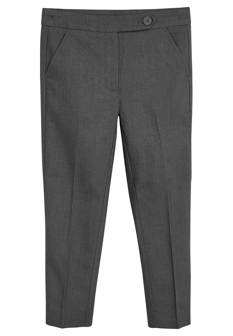 Pantaloni grigi su misura realizzati in tessuto intrecciato, con chiusura a bottone, tasche laterali e un taglio dritto. Texture liscia, senza motivi.
