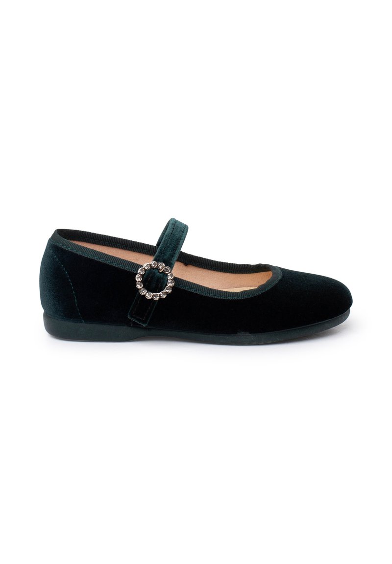 Scarpa Mary Jane in velluto nero con punta arrotondata, suola piatta e una fibbia rotonda decorativa in argento sul cinturino.