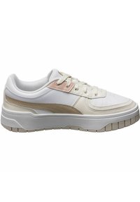 Baltas sneakers ar teksturētu bēša akcentu, gludu ādas un neilona materiālu, aprīkots ar apaļām šņorēm un biezām gumijas zālītēm.