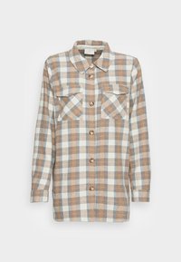 Beige, witte en blauwe geruite overhemd met lange mouwen, kraag en twee klepzakken op de borst, op een witte achtergrond.