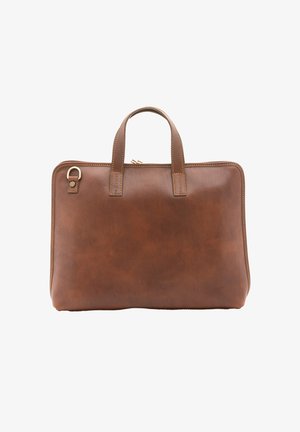 Mallette en cuir marron avec deux poignées supérieures, coutures visibles, fermeture éclair et un petit anneau métallique dans le coin supérieur gauche.