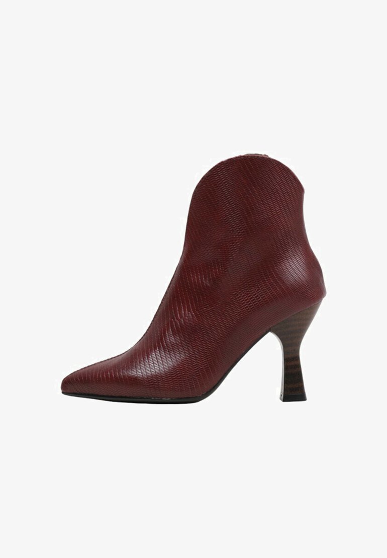 Botín burdeos de material texturizado, con punta afilada y tacón de madera cónico con rayas oscuras.