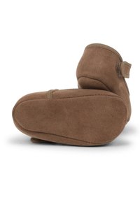 Pruunist seemisnahast kingad, millel on ümar kuju, lame tall. Velcro riba. Omab siledat tekstuuri ja ei näita silmatorkavaid mustreid ega aktsente.