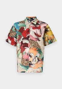 Cămașă cu mâneci scurte, cu nasturi, având un model floral în culori vibrante, accentuată cu secțiuni cu imprimeu leopard și o țesătură texturată.