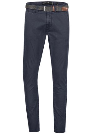 Jeans elásticos azul marino con un corte Slim, que presentan un cinturón tejido con patrón y un parche de cuero marrón en la cintura. Tela suave y duradera.