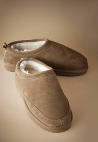 Next REGULAR FIT SIGNATURE - Papuče - taupe brown
