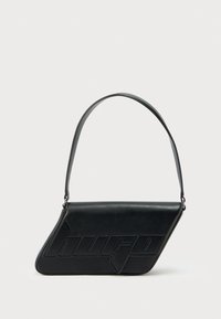 Μαύρη δερμάτινη τσάντα ώμου με τριγωνικό σχήμα, ανάγλυφο λογότυπο και έναν ρυθμιζόμενο ιμάντα. Μινιμαλιστικός σχεδιασμός με λεία υφή.