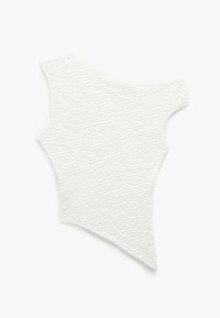 Valkoinen teksturoitu epäsymmetrinen yhden olkapään bodysuit, jossa on kärkipora, esitetty litteänä vaalealla taustalla.