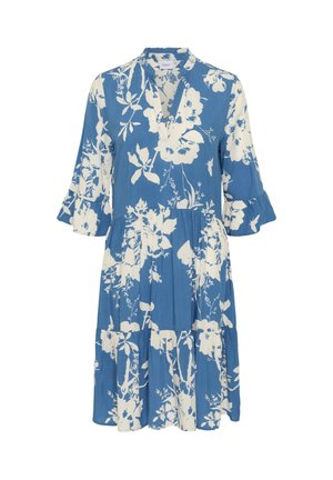 Modré šaty po kolená s bielymi kvetinovými vzormi, výstrihom do V, trojštvrťovými rukávmi s volánikmi a vrstvenou sukňou.