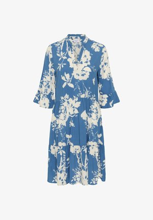 Rochie albastră până la genunchi cu modele florale albe, decolteu în V, mâneci trei sferturi cu volane și fustă în straturi.