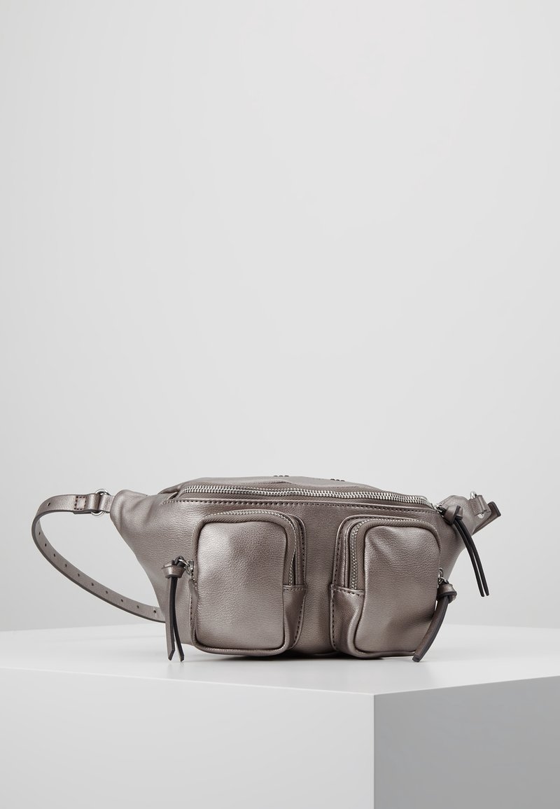 Sac banane en cuir gris métallisé avec deux poches avant zippées et une sangle réglable, présenté sur un piédestal blanc.
