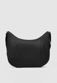 Schwarze Nylon-Umhängetasche mit geschwungenem Design, glatter Textur, Reißverschluss oben und zwei Trägern zum Tragen.