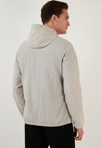 Buratti SLIM FIT - Lengva striukė - stone