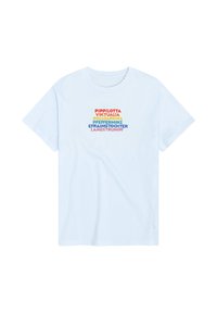 Hellblaues Baumwoll-T-Shirt mit buntem Text in Rot, Orange, Gelb, Grün, Blau und Lila, der in einem Pyramidendesign angeordnet ist.
