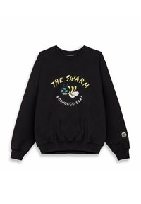 Felpa nera con una grafica colorata di un'ape arrabbiata e il testo "THE SWARM" e "DCSHOECO GRMY" sul fronte.