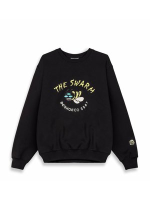 Schwarzer Sweatshirt mit einem bunten wütenden Bienen-Graphic und dem Text "THE SWARM" und "DCSHOECO GRMY" auf der Vorderseite.