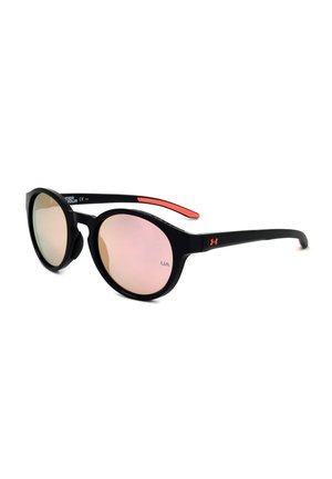 Occhiali da sole sportivi neri con lenti specchiate rotonde rosa e dettagli rossi sulle aste e sui naselli, con il logo Under Armour sul lato.